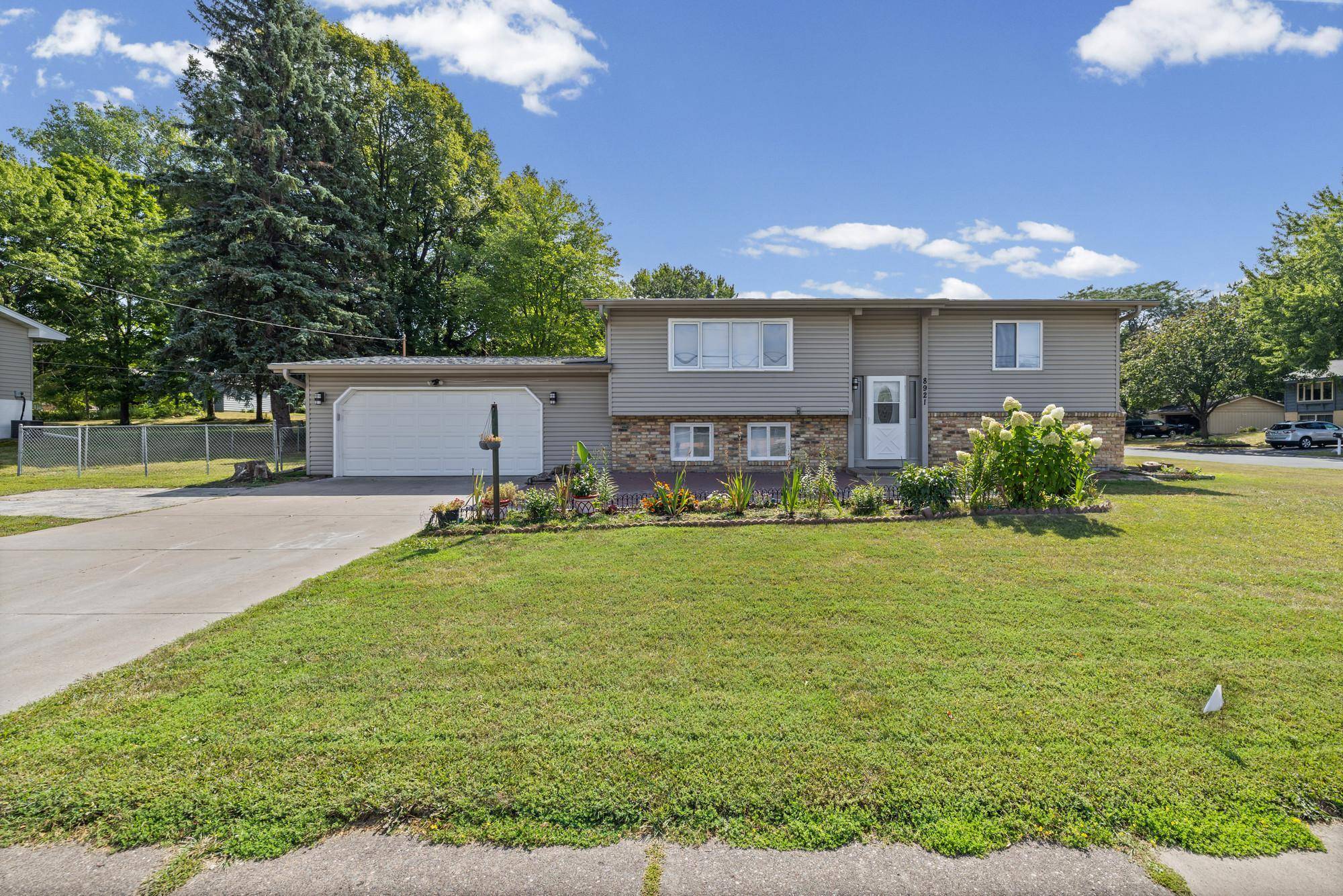8921 49th AVE N, New Hope, MN 55428