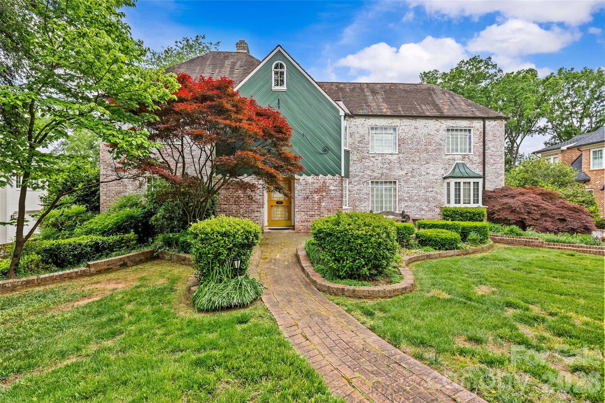 1858 Queens RD W, Charlotte, NC 28207