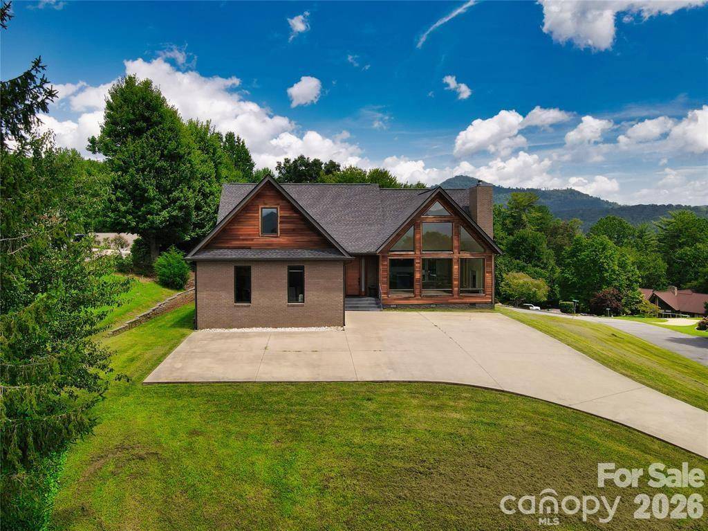 8 Nottingham DR, Candler, NC 28715