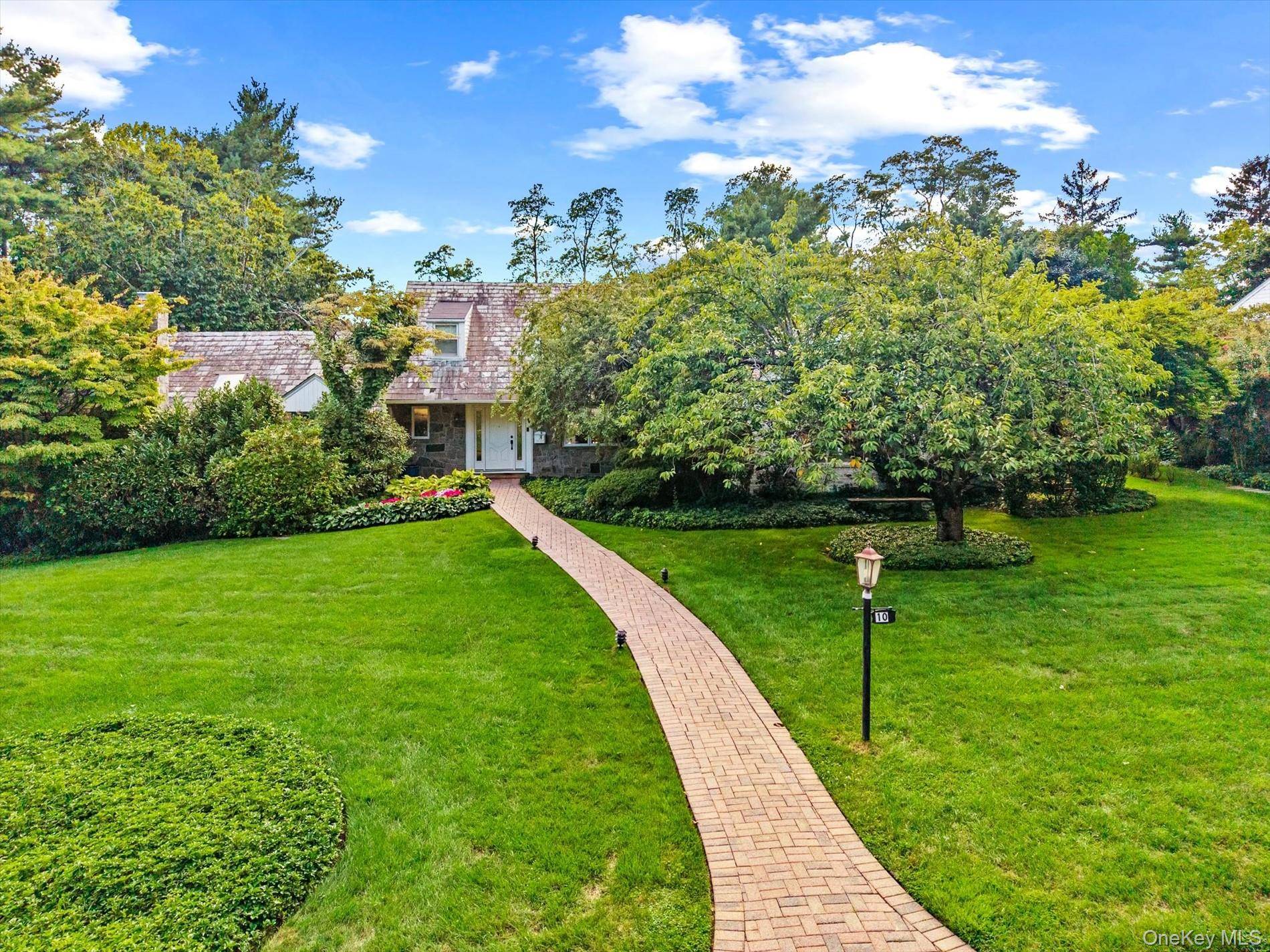 10 Vista DR, Great Neck, NY 11021
