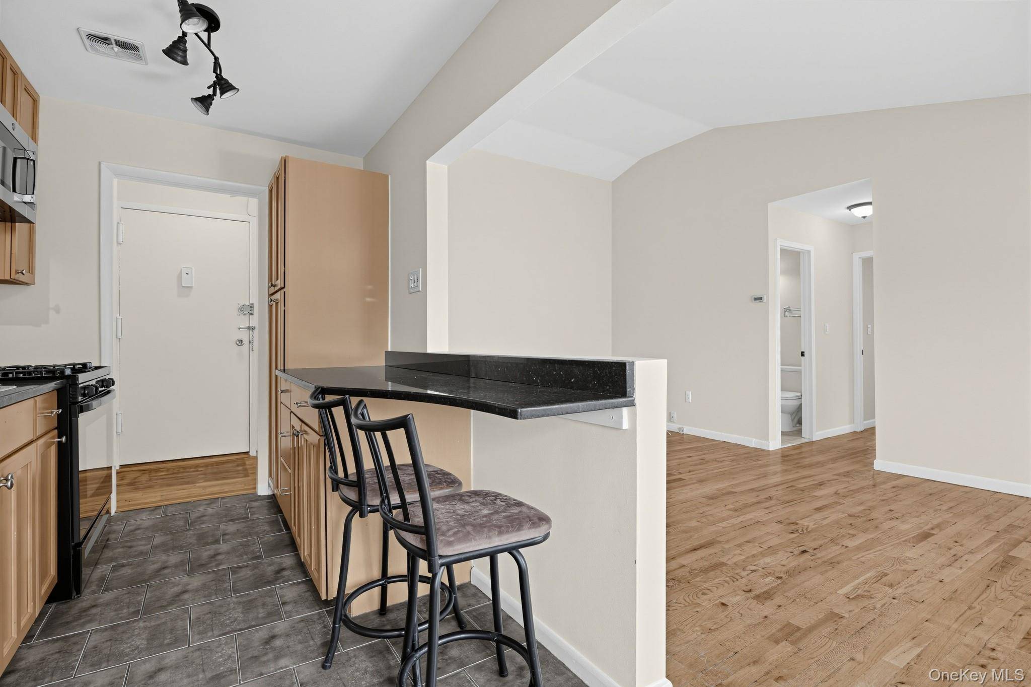 828 Pelhamdale AVE #4L, New Rochelle, NY 10801