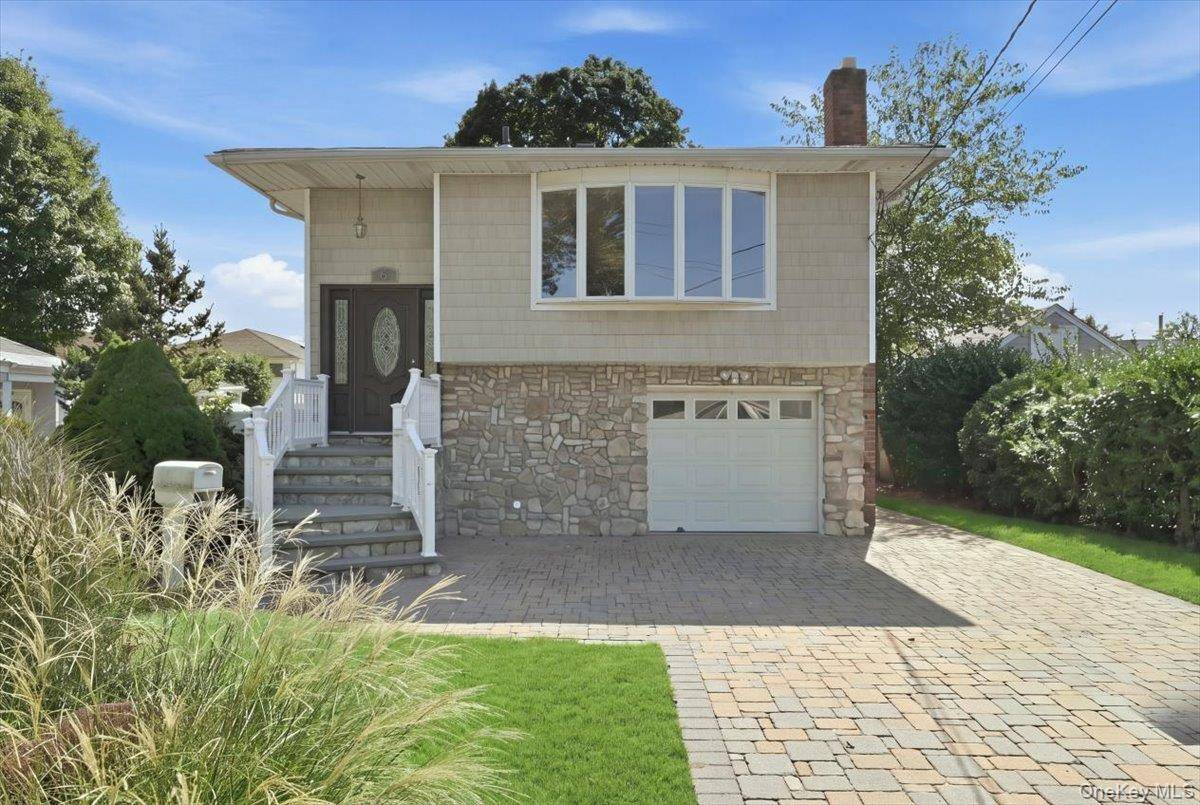 6 Adam RD, Massapequa, NY 11758