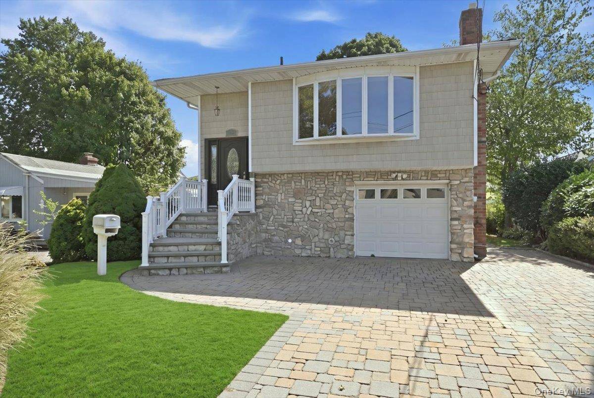 6 Adam RD, Massapequa, NY 11758