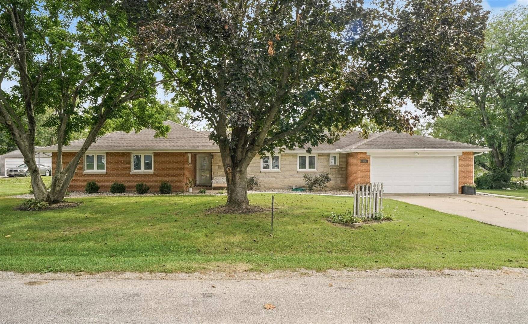 720 E High ST, Farmer City, IL 61842