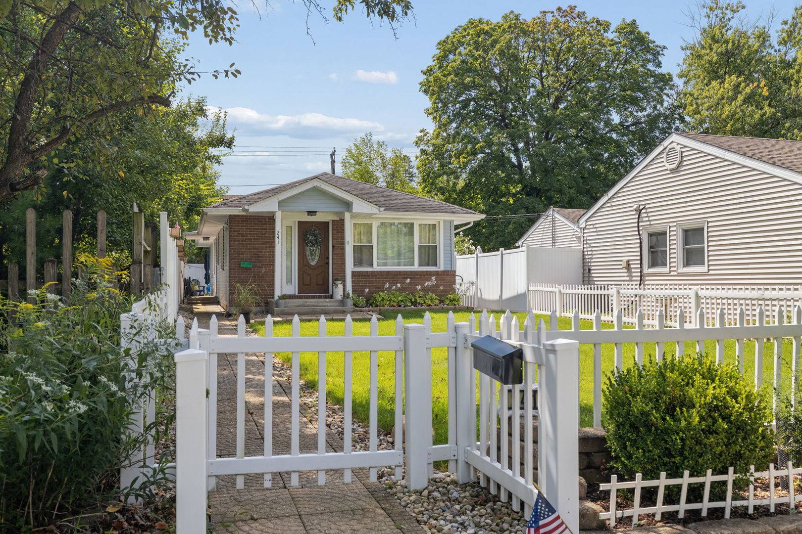 241 W Quincy ST, Westmont, IL 60559