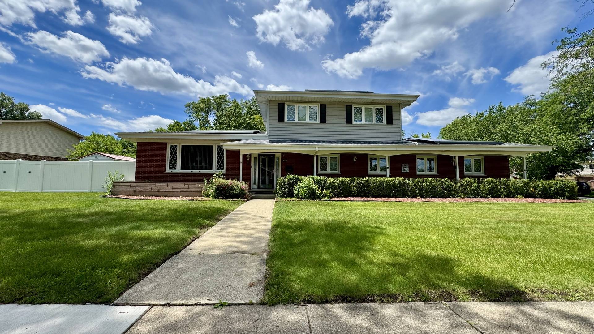 1348 Berry LN, Flossmoor, IL 60422