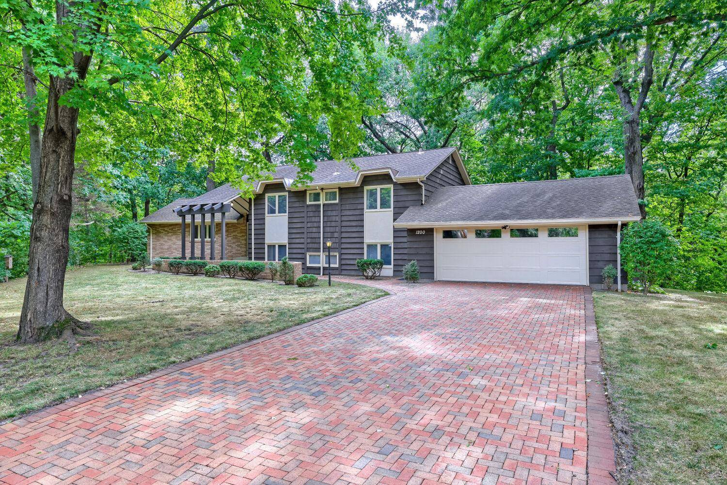 1200 Falls View CT, Mendota Heights, MN 55118