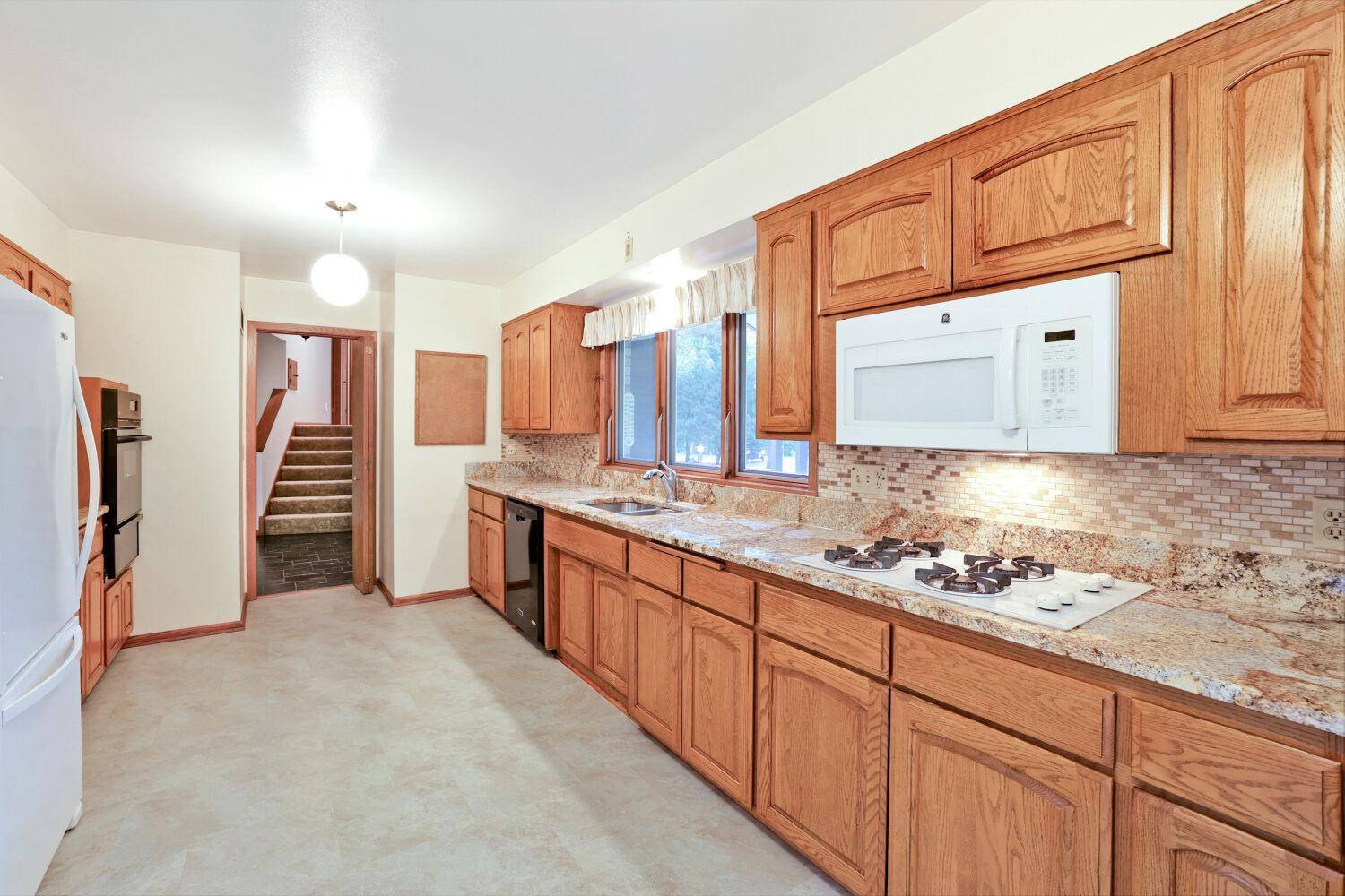1200 Falls View CT, Mendota Heights, MN 55118