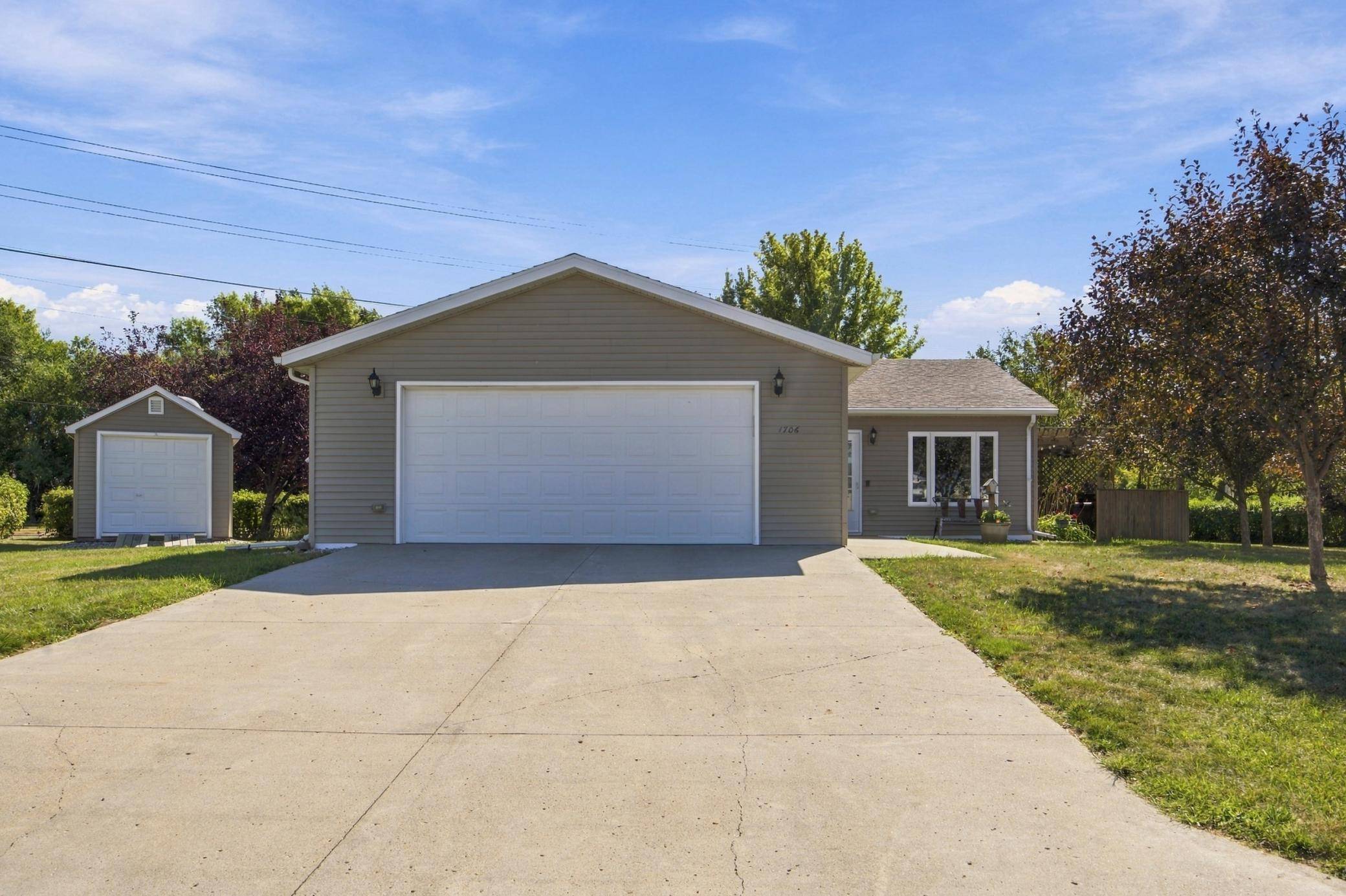 1706 12th ST N, Wahpeton, ND 58075