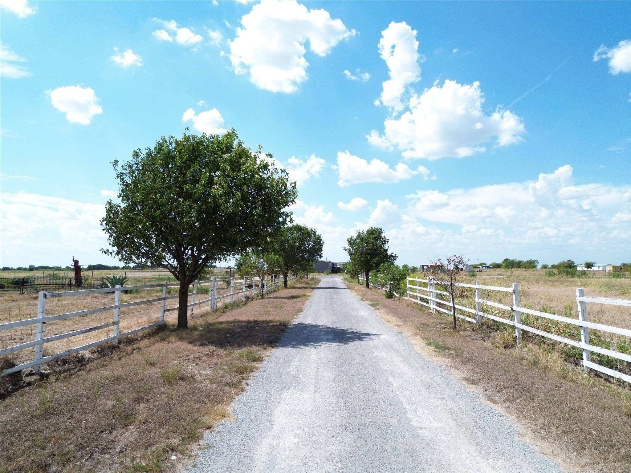 700 County Road 423 RD, Taylor, TX 76574