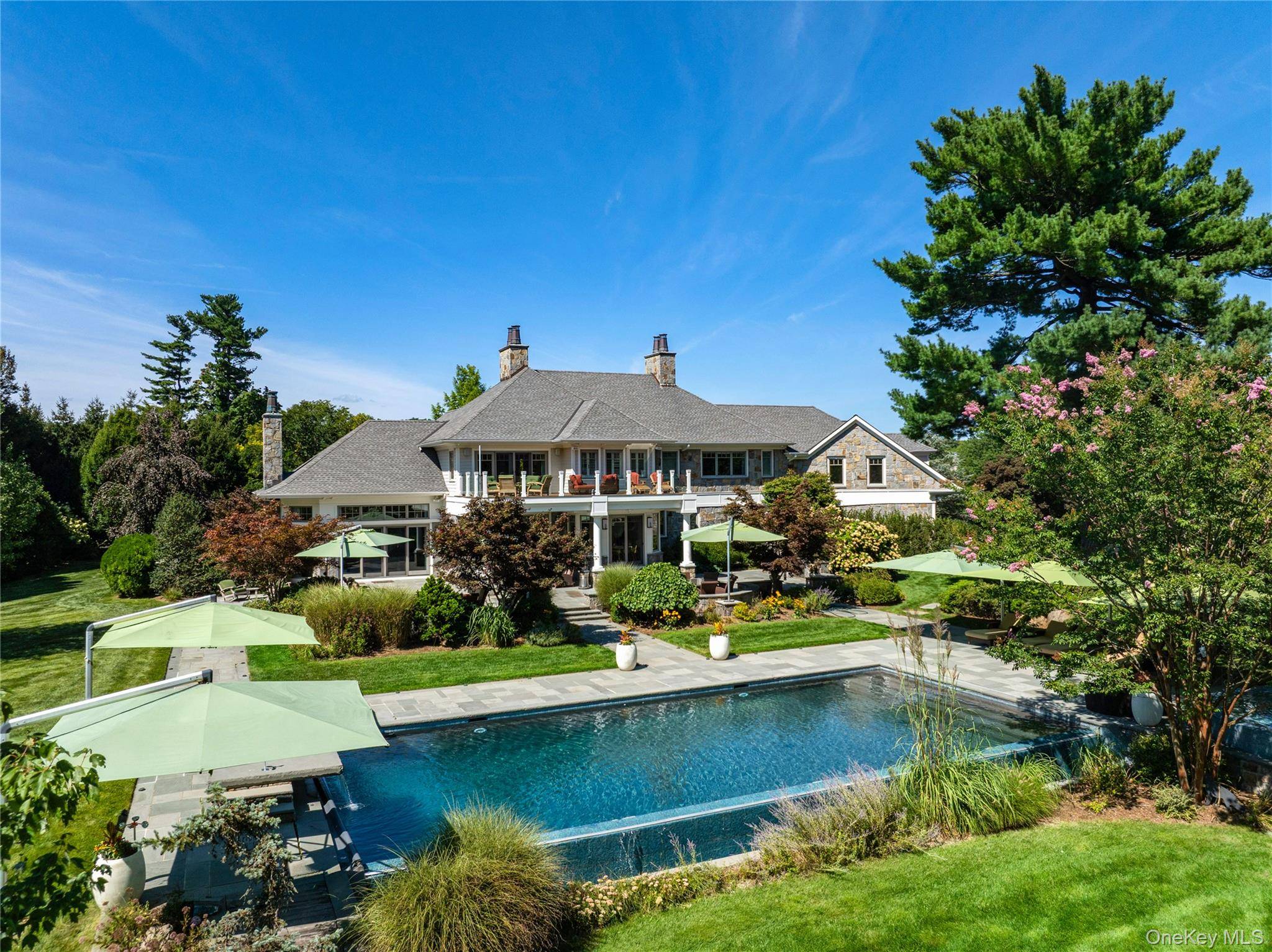 1 Hidden Pond DR, Old Westbury, NY 11568