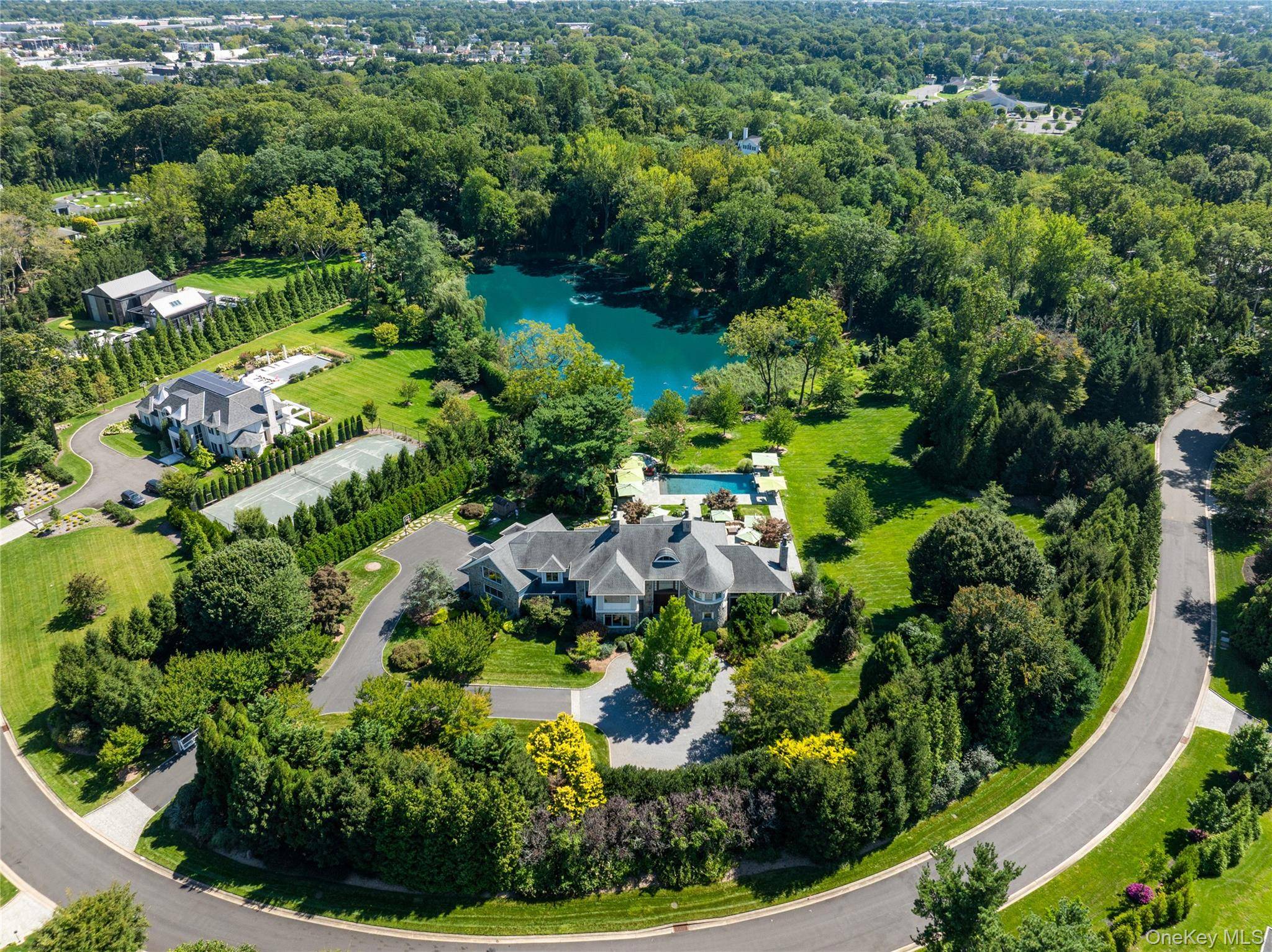 1 Hidden Pond DR, Old Westbury, NY 11568