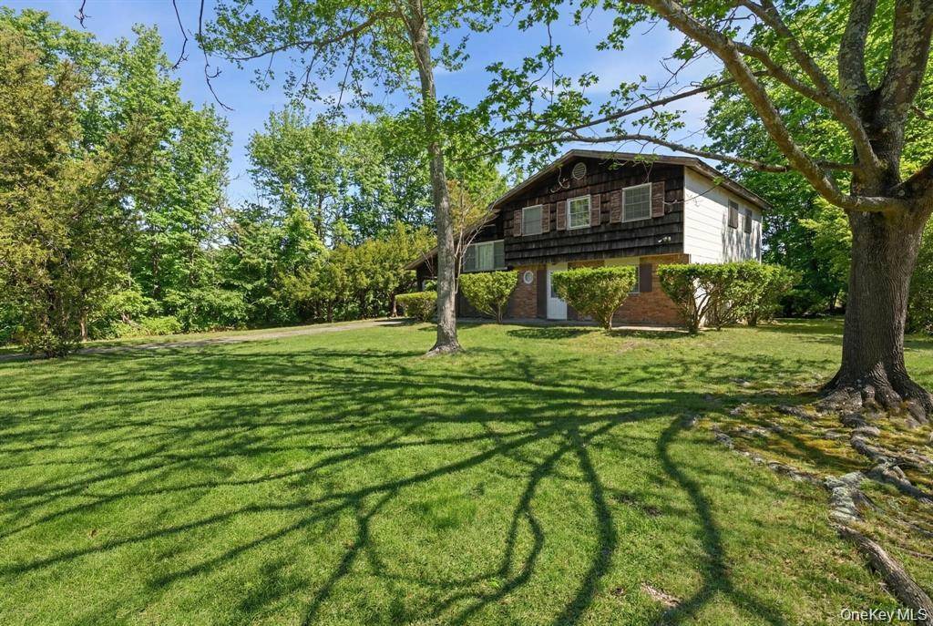 43 Village LN, Hauppauge, NY 11788