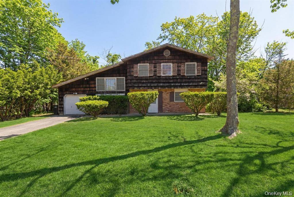 43 Village LN, Hauppauge, NY 11788