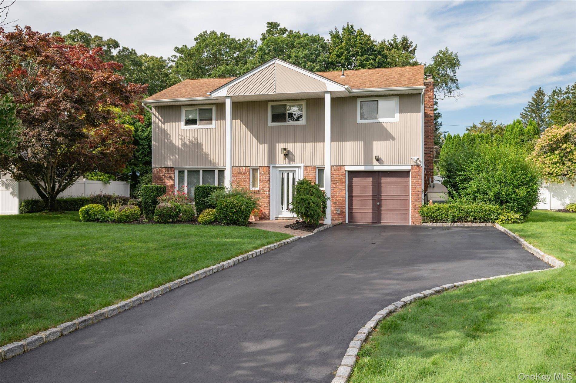 10 Klaibar LN, East Northport, NY 11731
