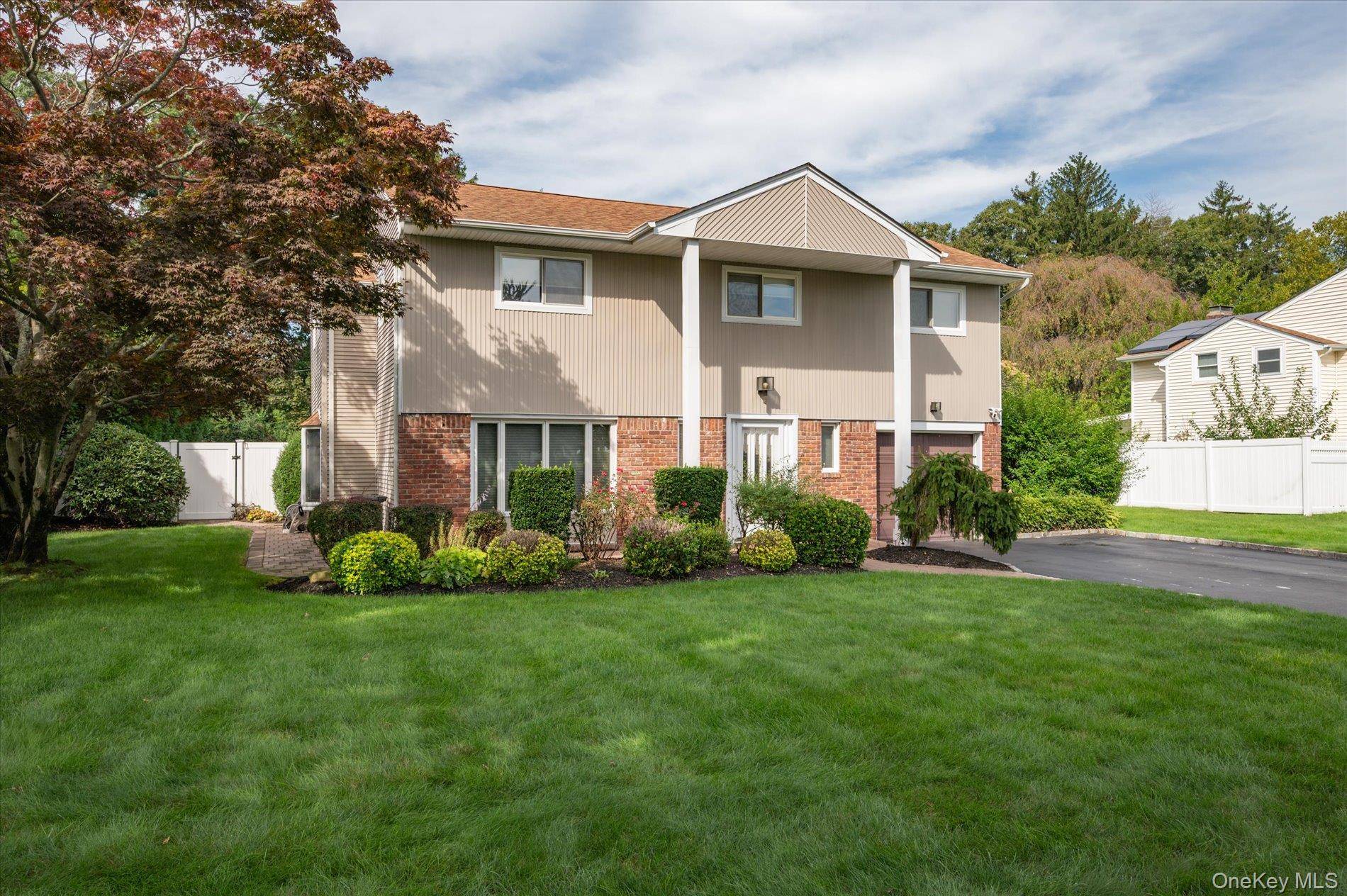 10 Klaibar LN, East Northport, NY 11731