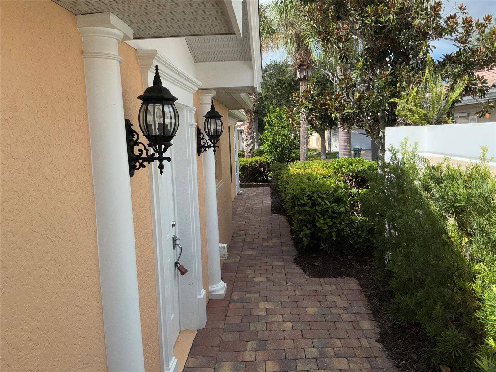 11616 GARESSIO LN, Sarasota, FL 34238