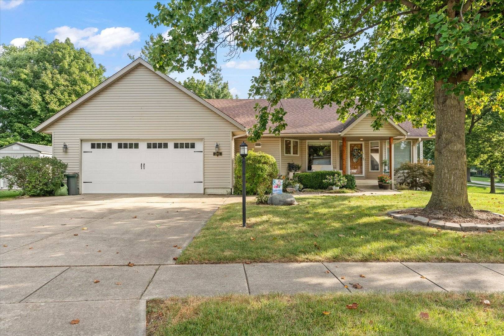2000 Spruce LN, Monticello, IL 61856