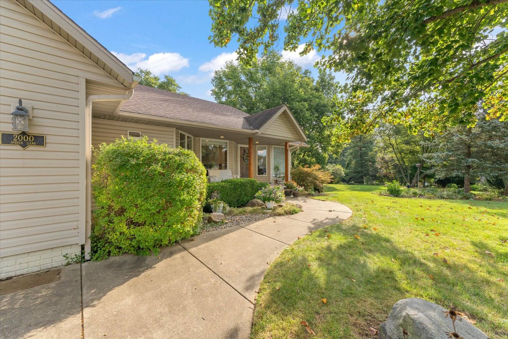 2000 Spruce LN, Monticello, IL 61856