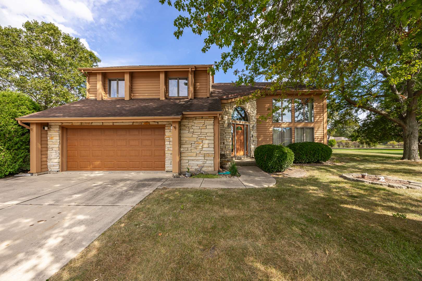 9S041 Stearman DR, Naperville, IL 60564