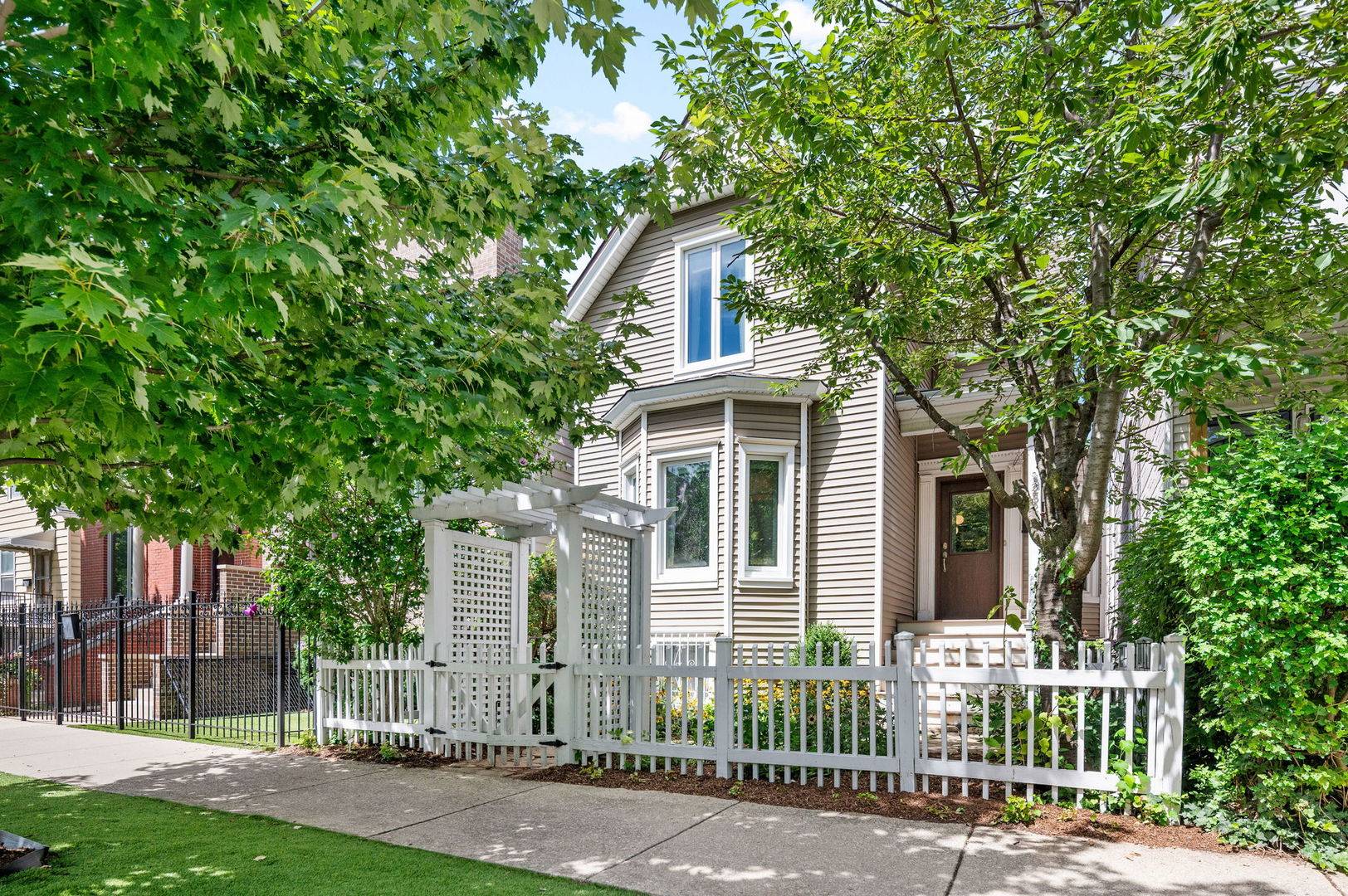 2520 W Medill AVE, Chicago, IL 60647