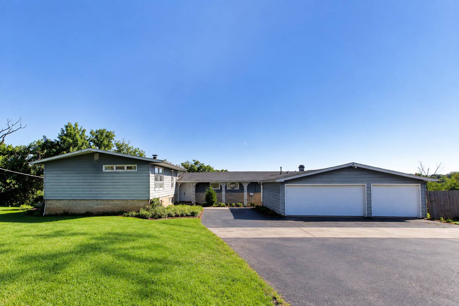 24072 W Hawthorne LN, Antioch, IL 60002