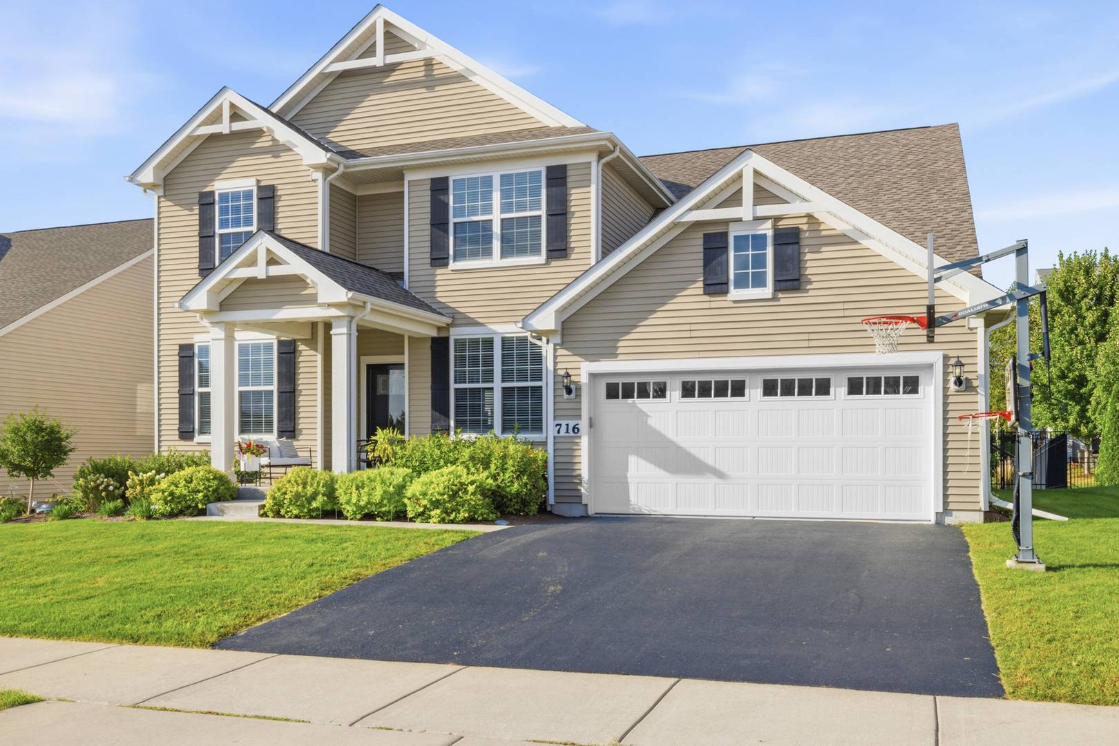 716 Heartland LN, South Elgin, IL 60177