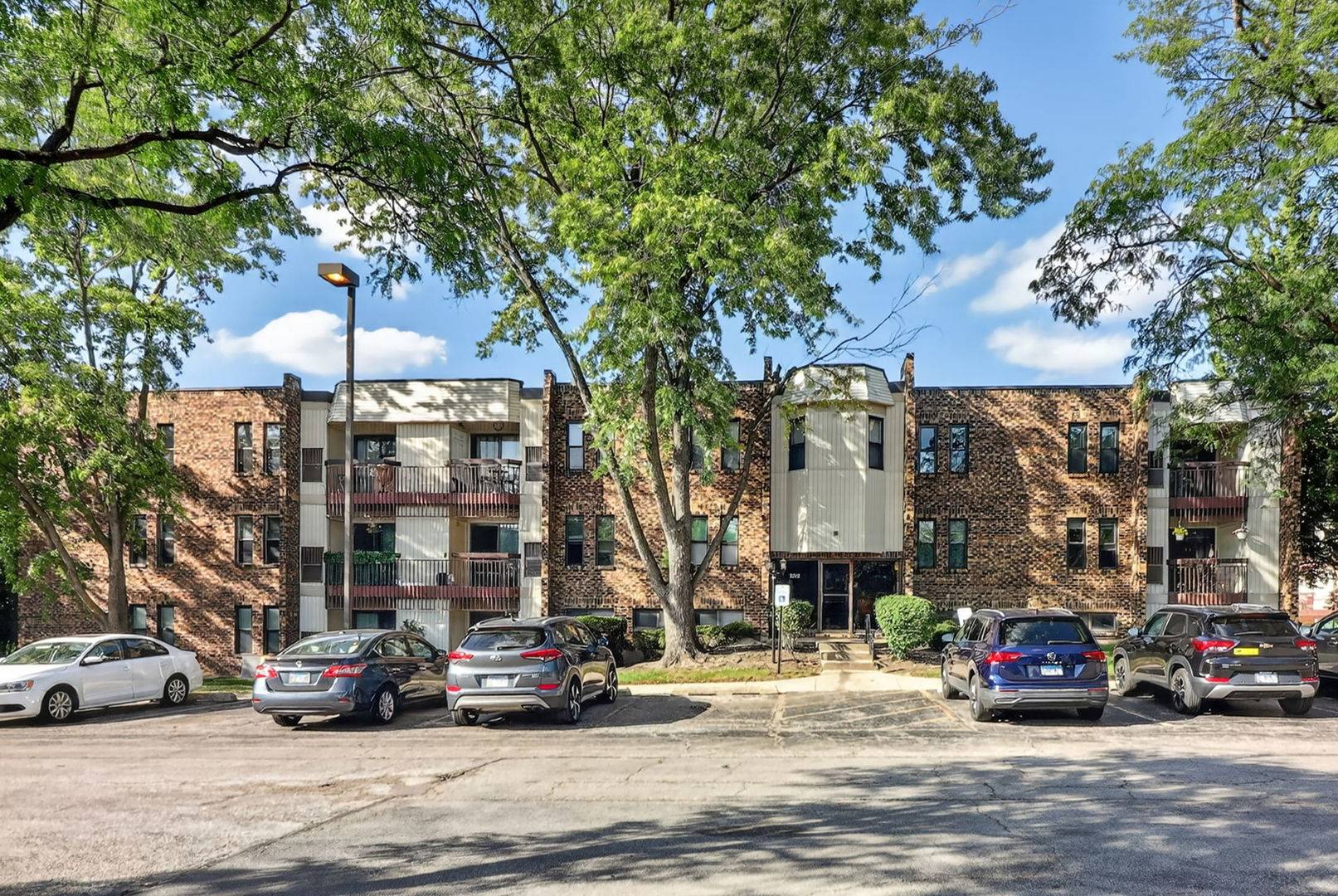 2212 Country Club DR #21, Woodridge, IL 60517