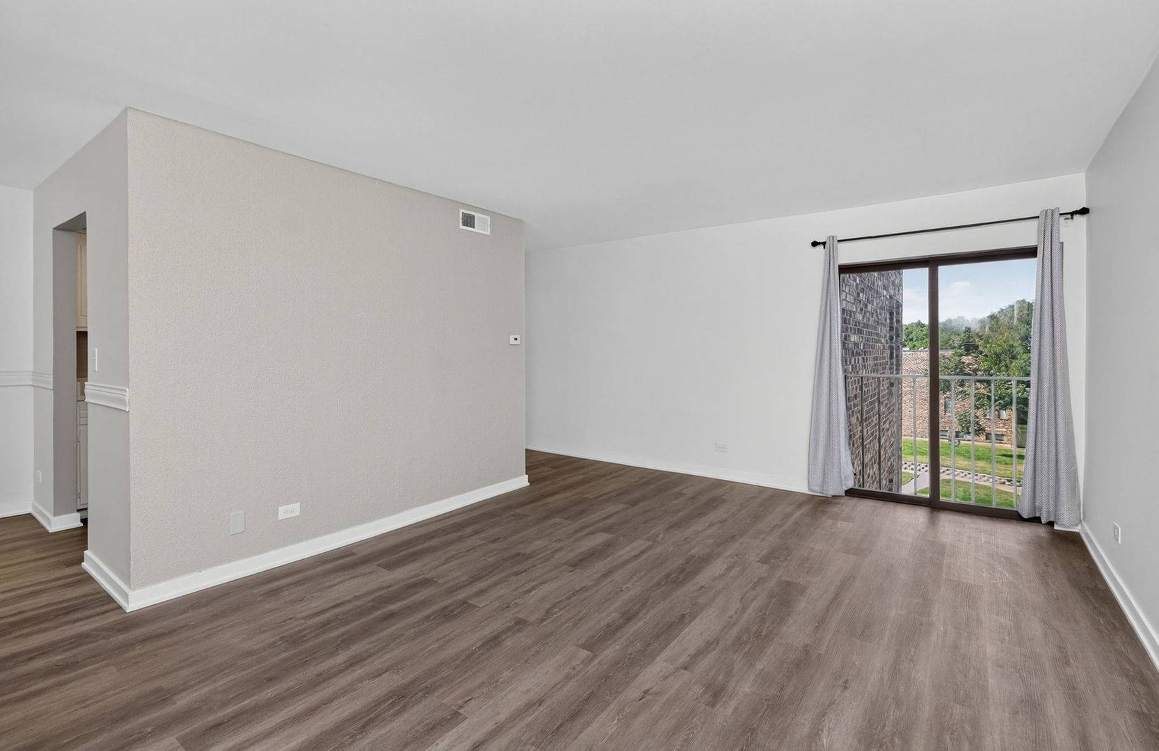 2212 Country Club DR #21, Woodridge, IL 60517