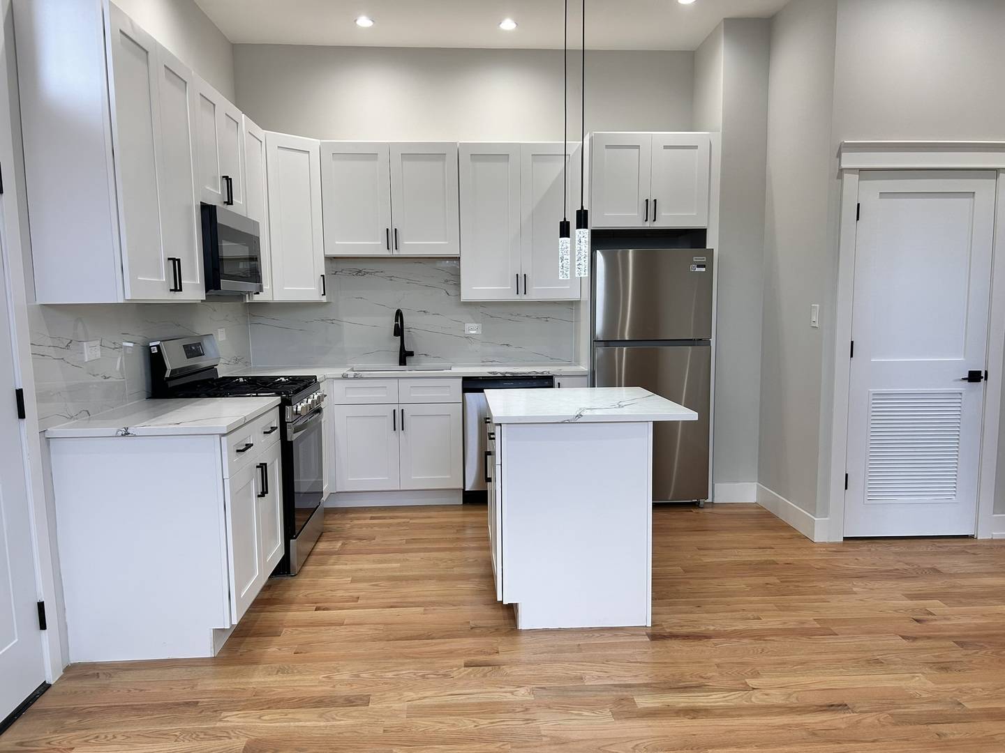 4119 W Montrose AVE #1, Chicago, IL 60641