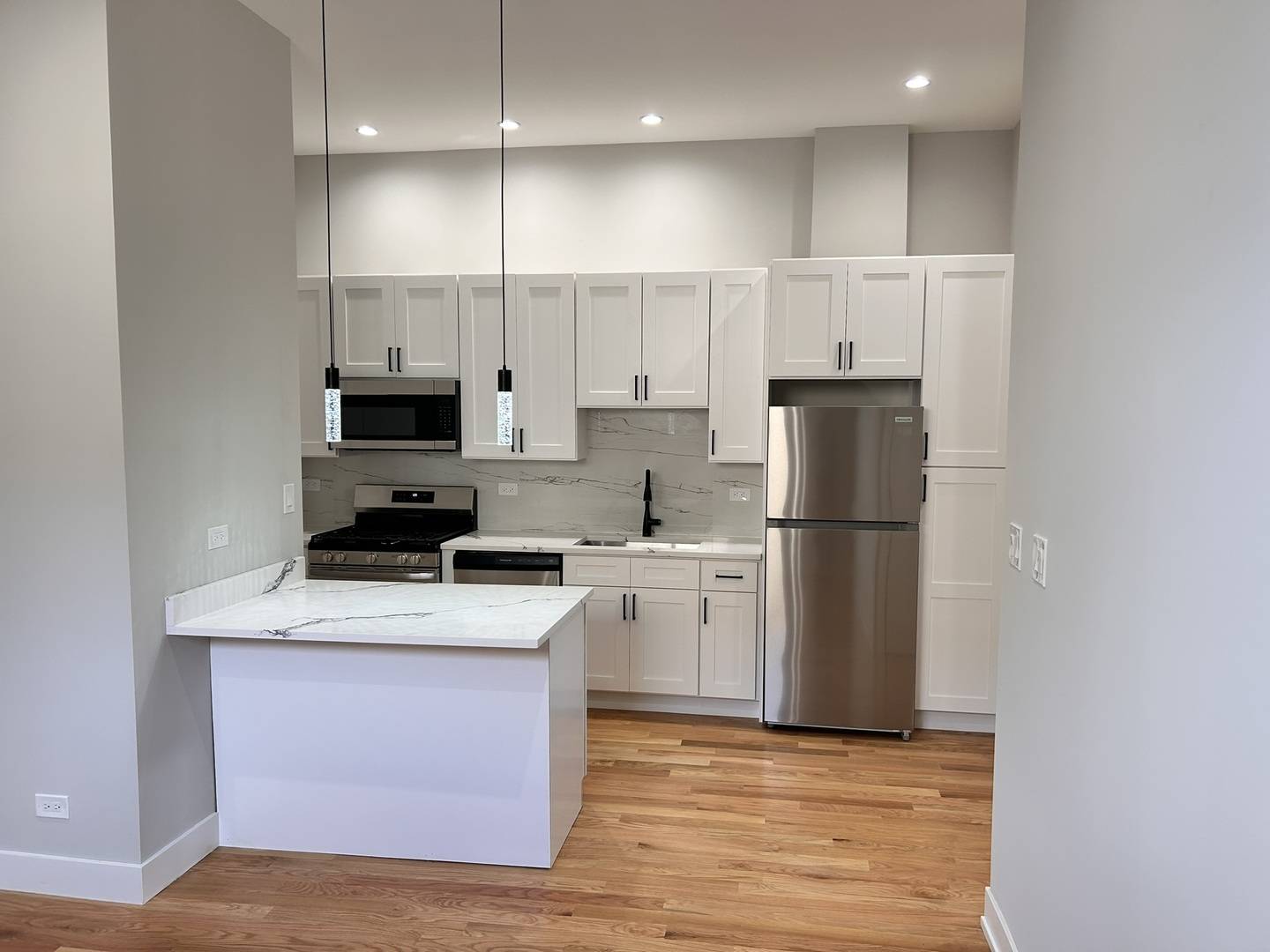4121 W Montrose AVE #1, Chicago, IL 60641
