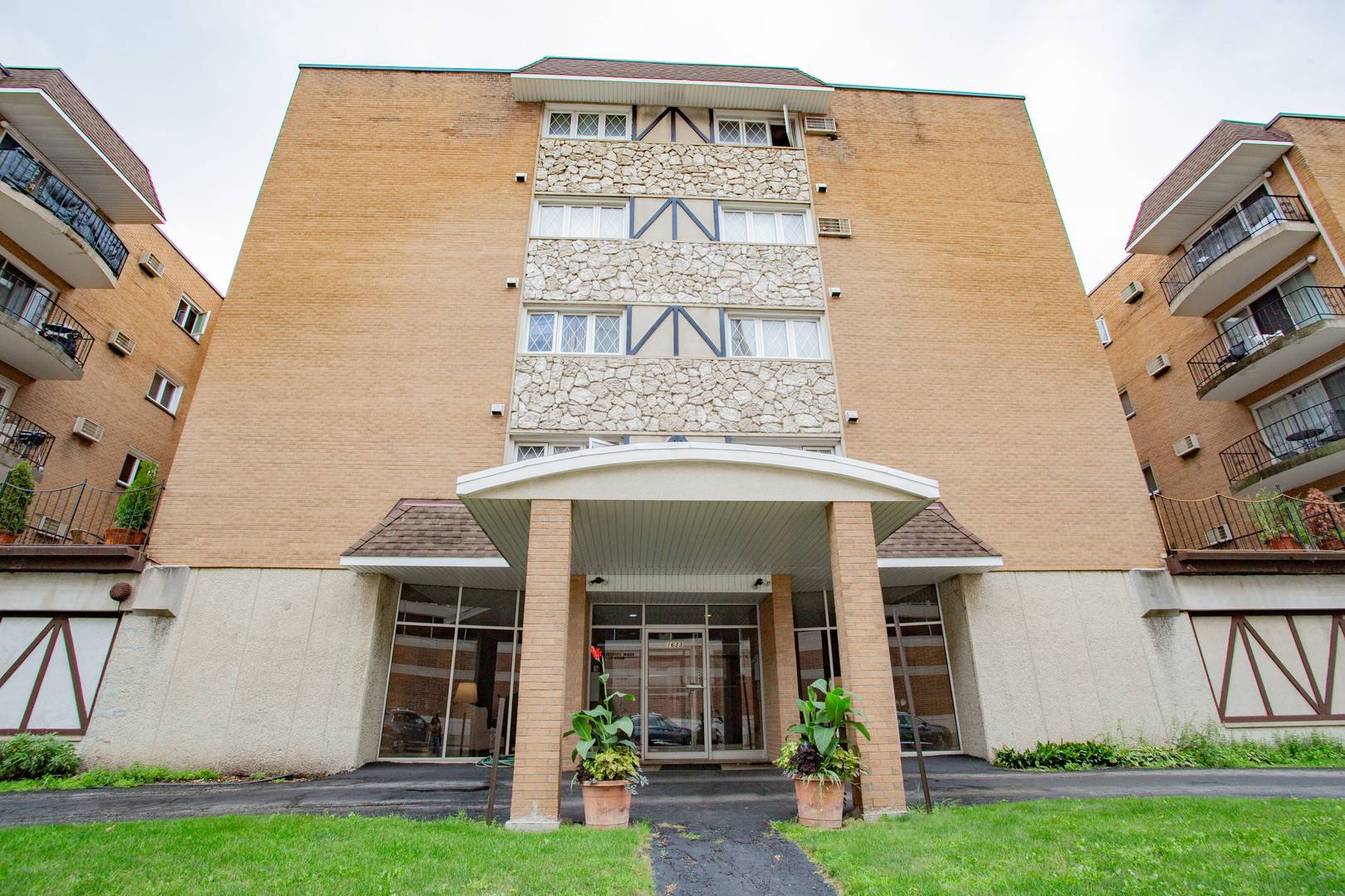 1633 River ST #2A, Des Plaines, IL 60016