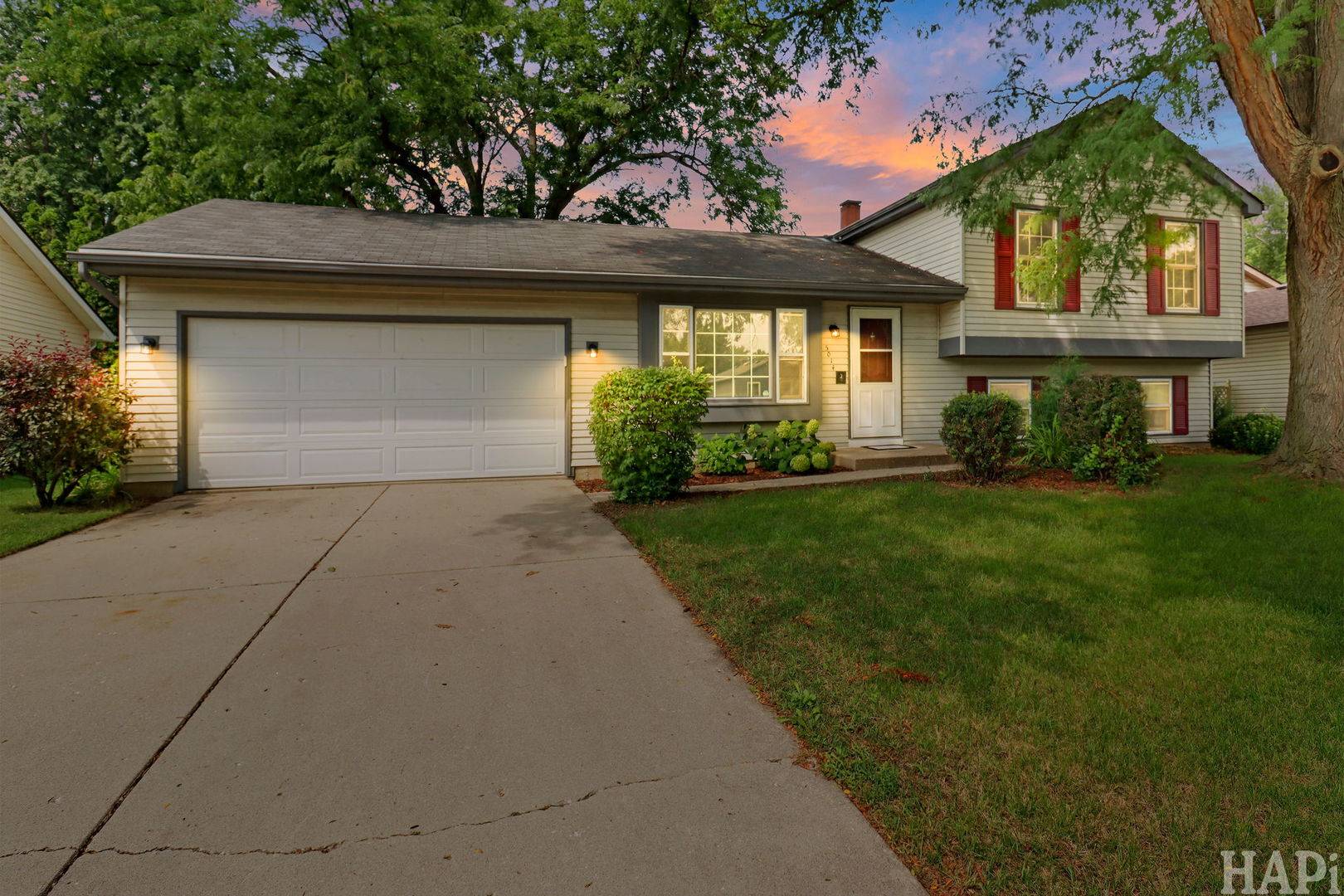 5014 W Greenbrier DR, Mchenry, IL 60050