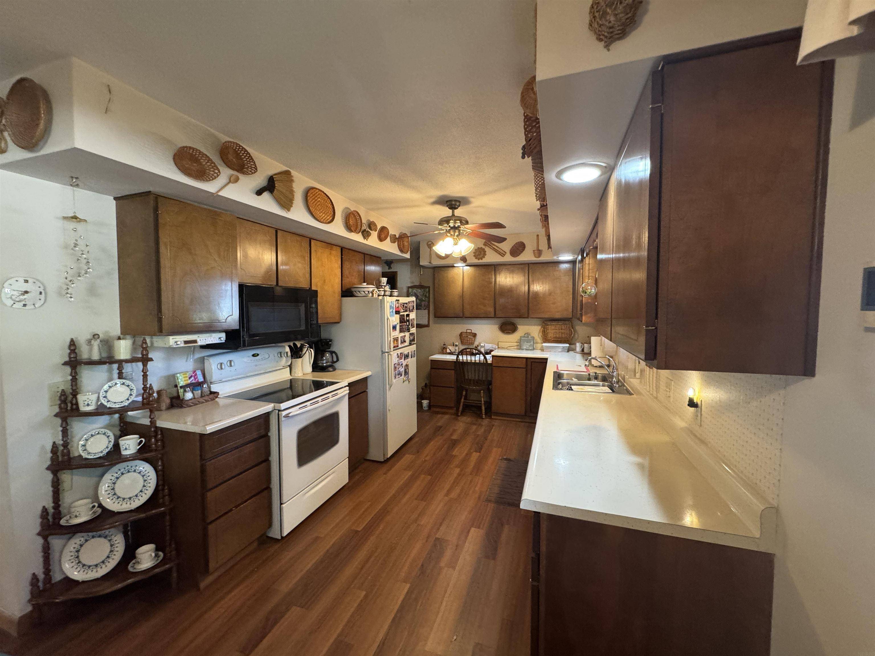 208 Cedar CIR, Charles City, IA 50616