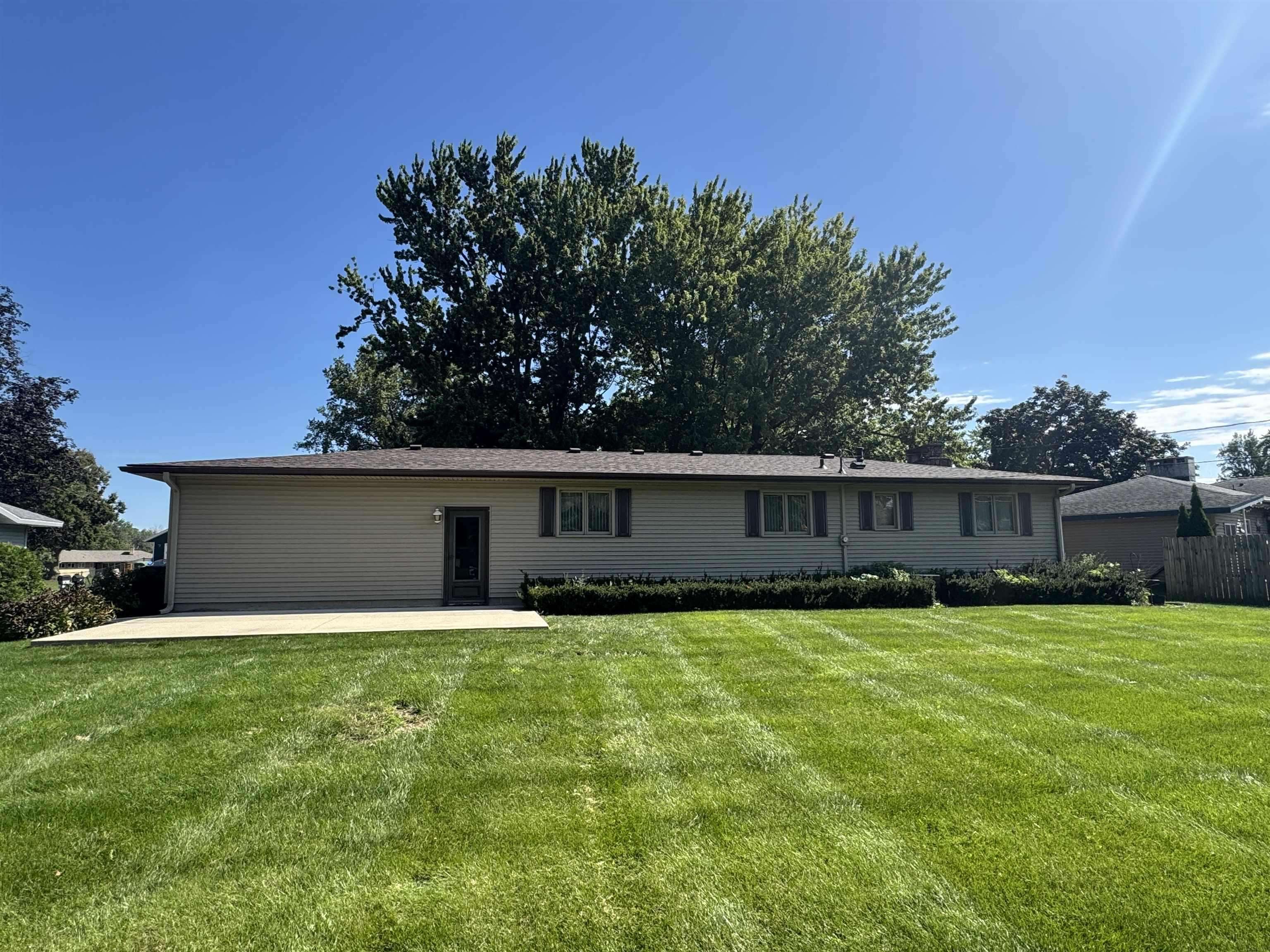 208 Cedar CIR, Charles City, IA 50616