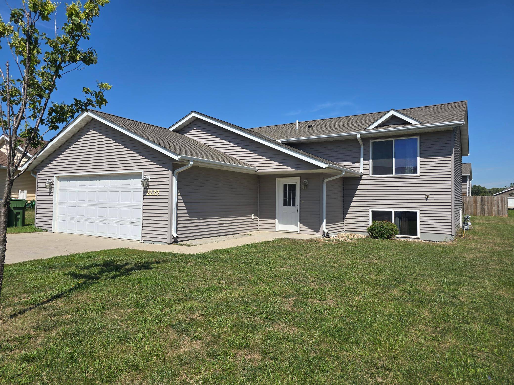 2227 Castlewood DR, Worthington, MN 56187