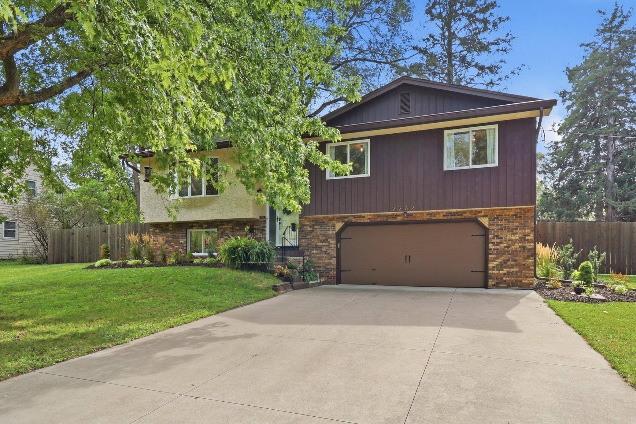 2262 Linwood AVE E, Maplewood, MN 55119