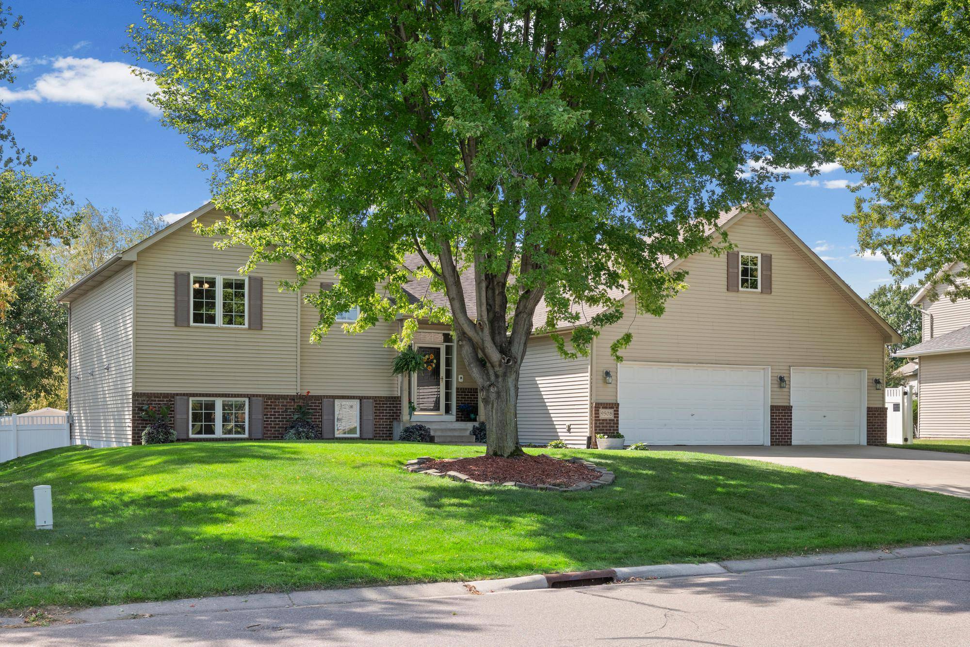 9508 204th ST W, Lakeville, MN 55044