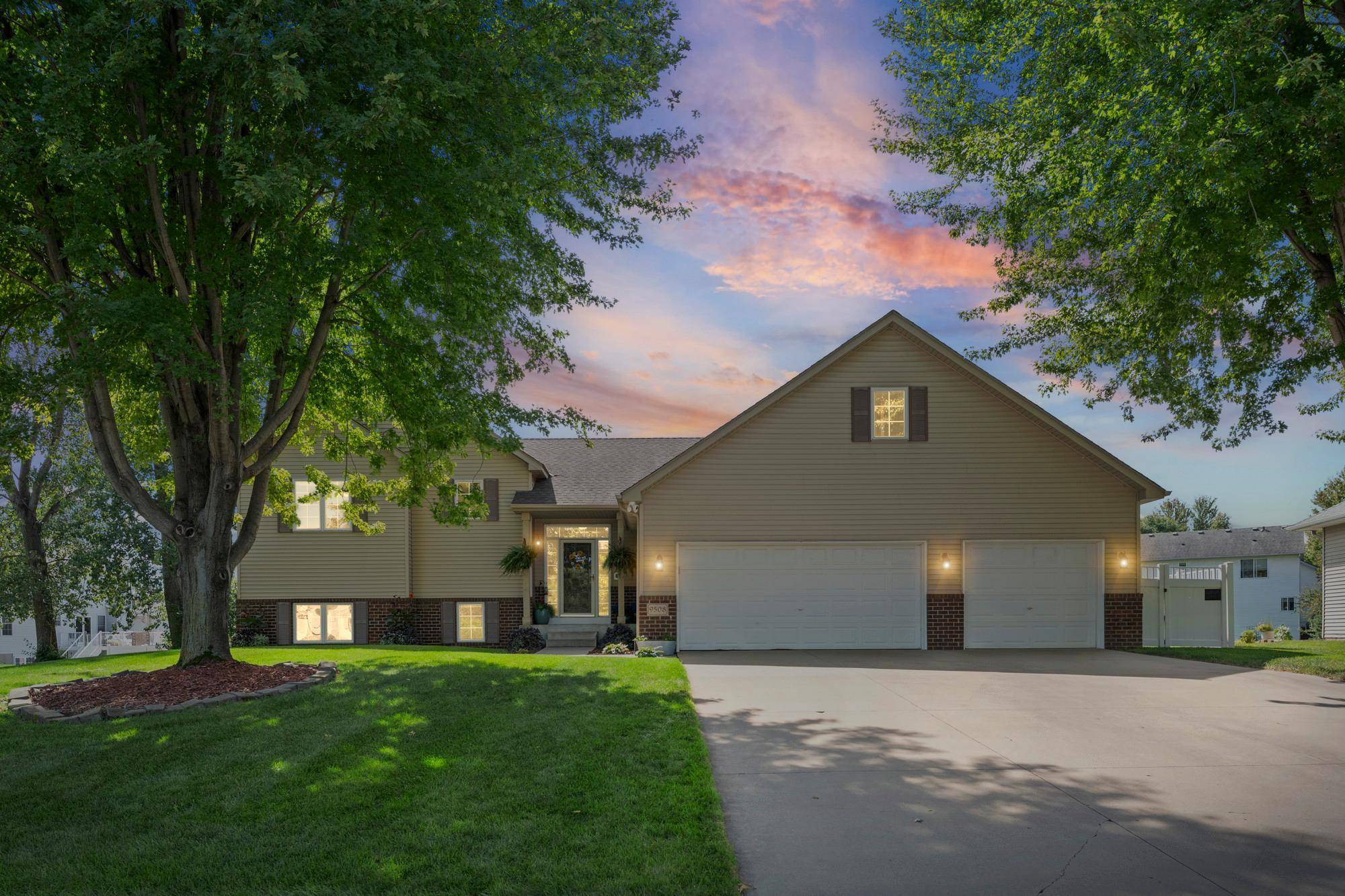 9508 204th ST W, Lakeville, MN 55044