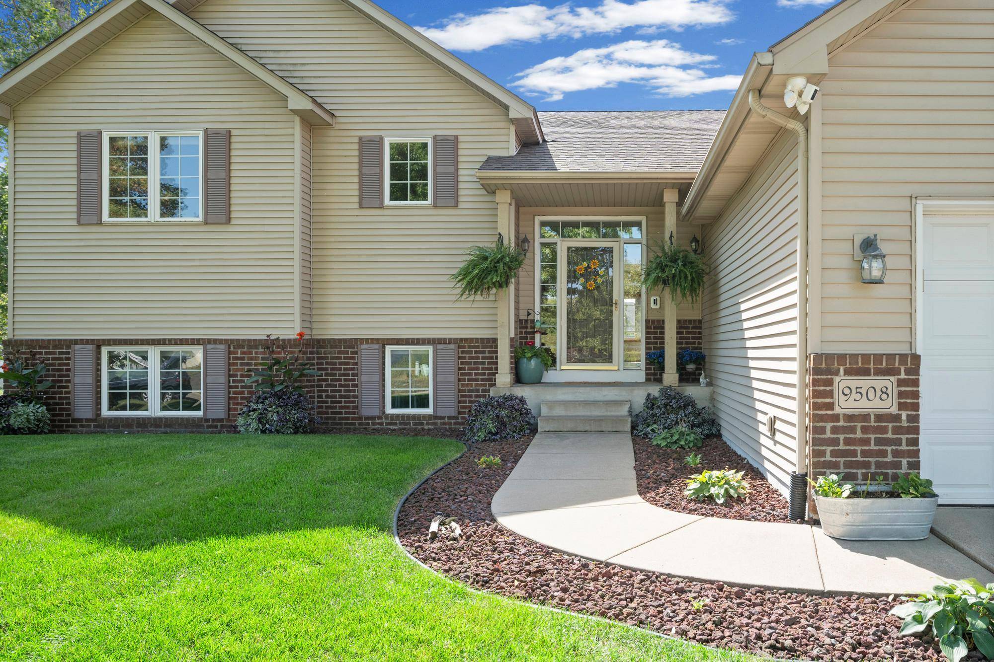 9508 204th ST W, Lakeville, MN 55044