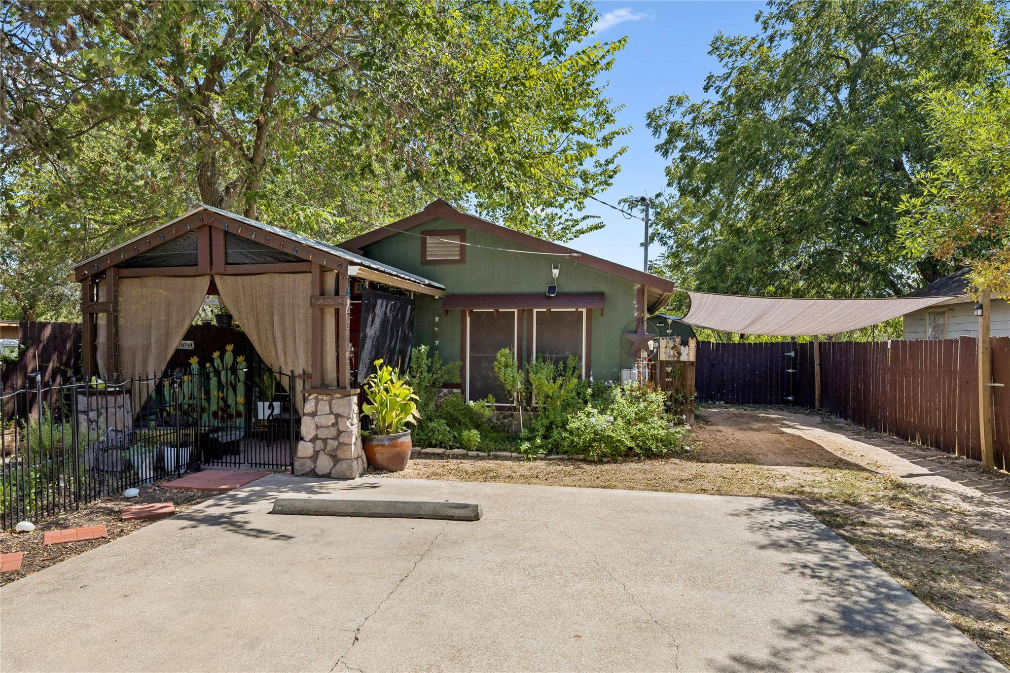 734 Neches ST, Lockhart, TX 78644