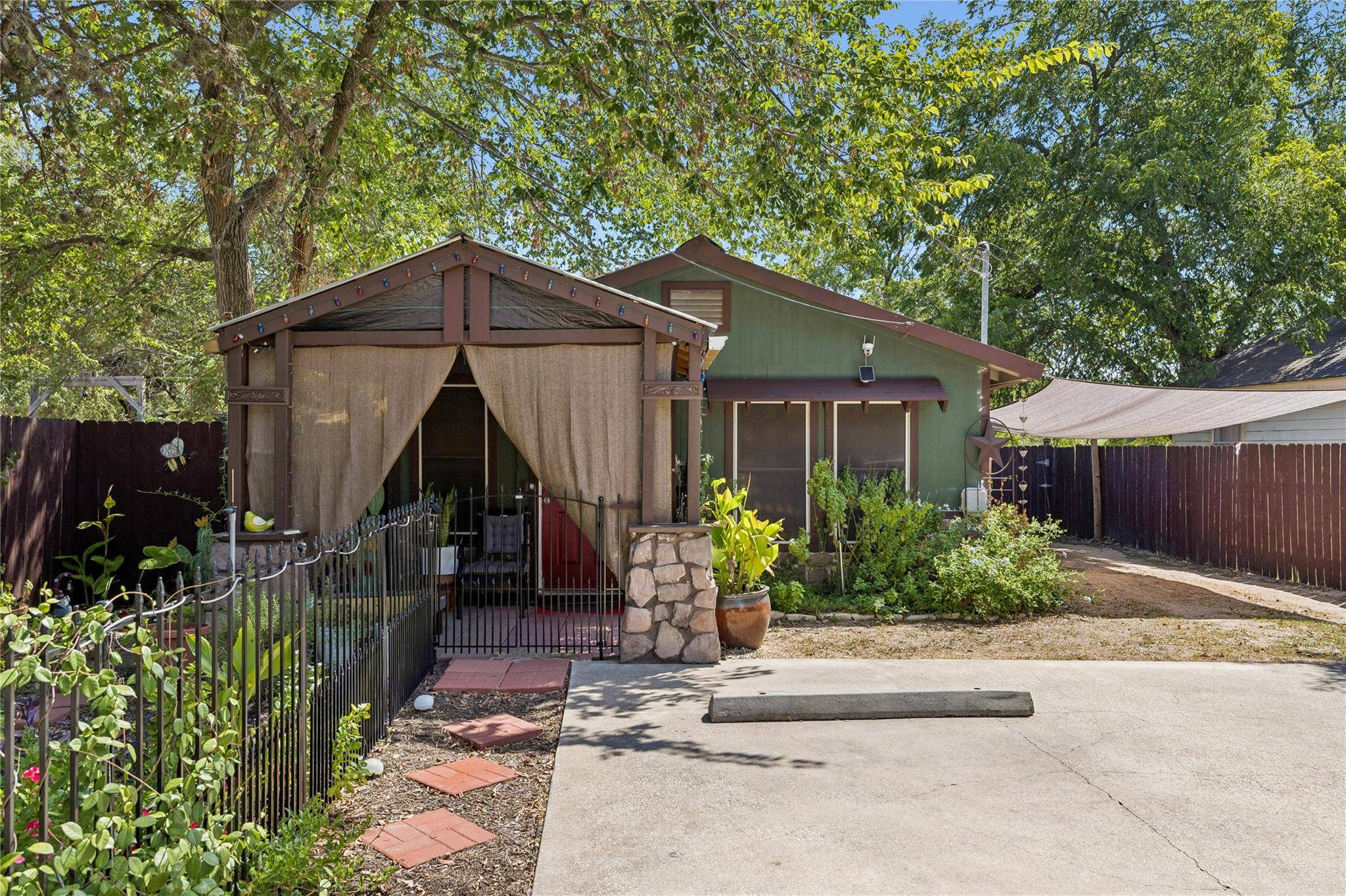 734 Neches ST, Lockhart, TX 78644