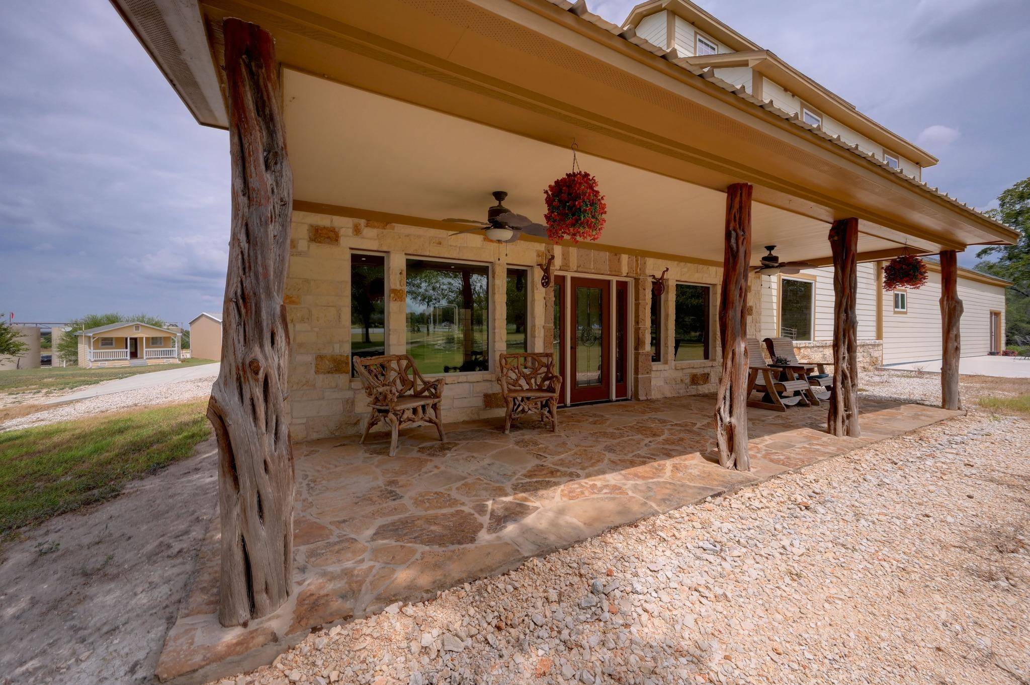 2410 FM 1680, Moulton, TX 77975