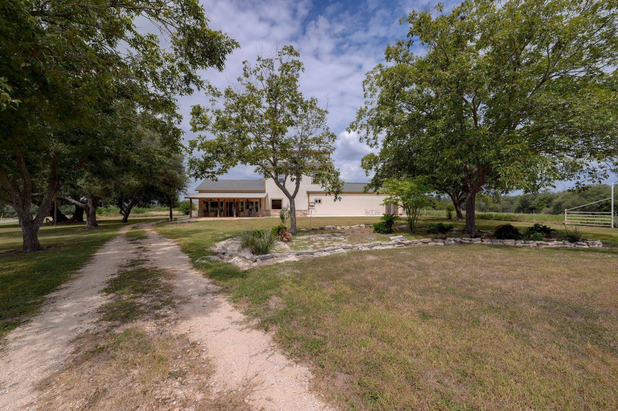 2410 FM 1680, Moulton, TX 77975