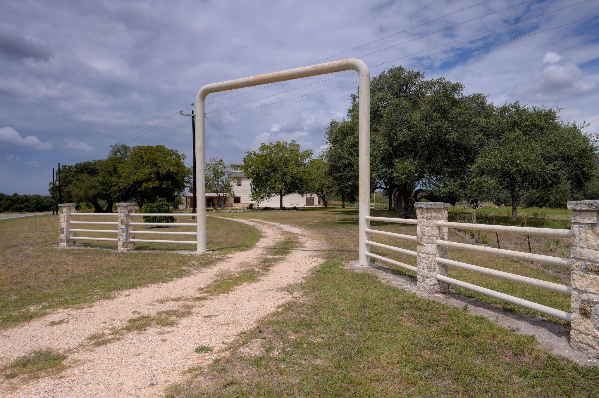 2410 FM 1680, Moulton, TX 77975