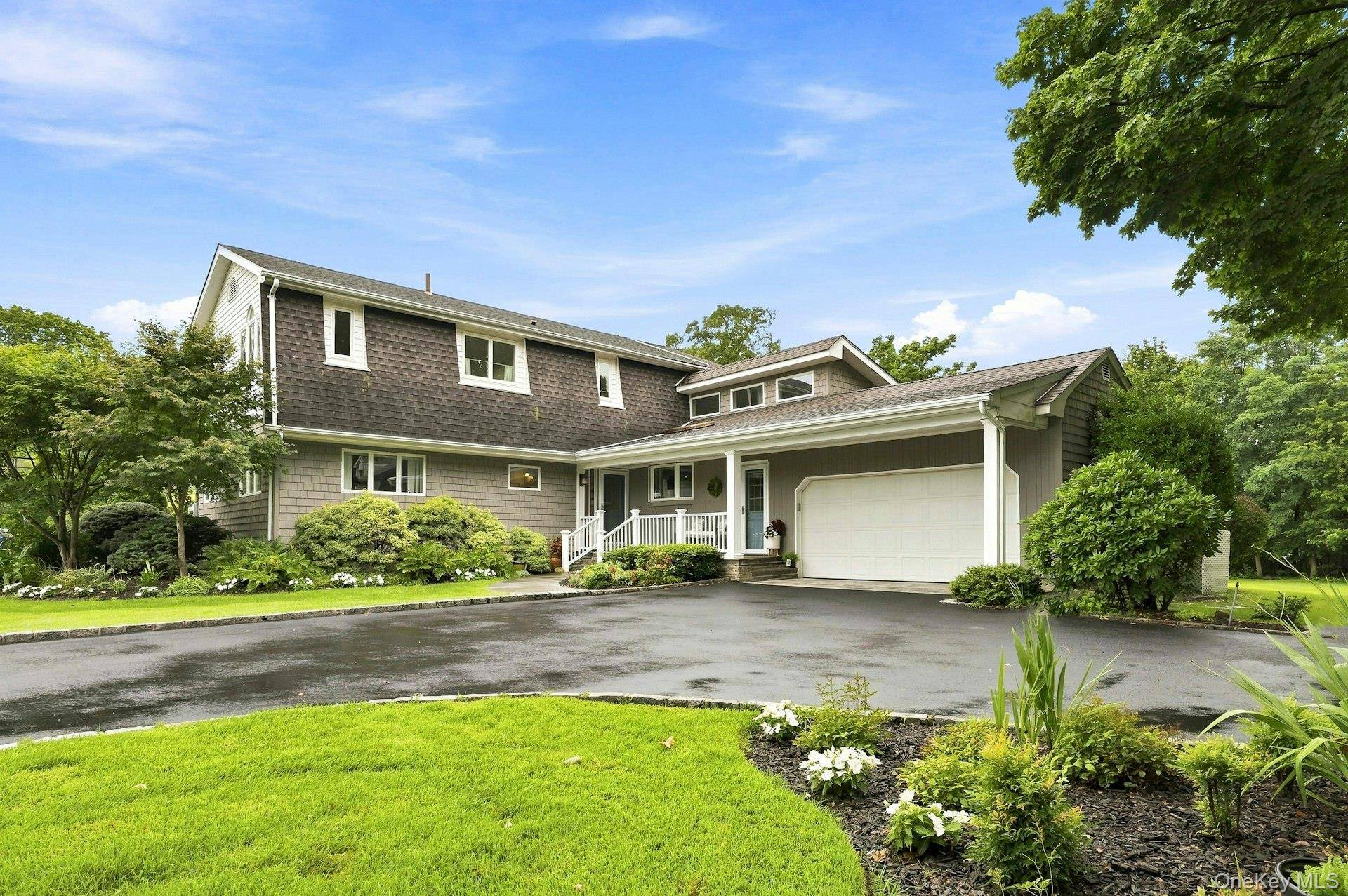 16 Brittany CT, Northport, NY 11768