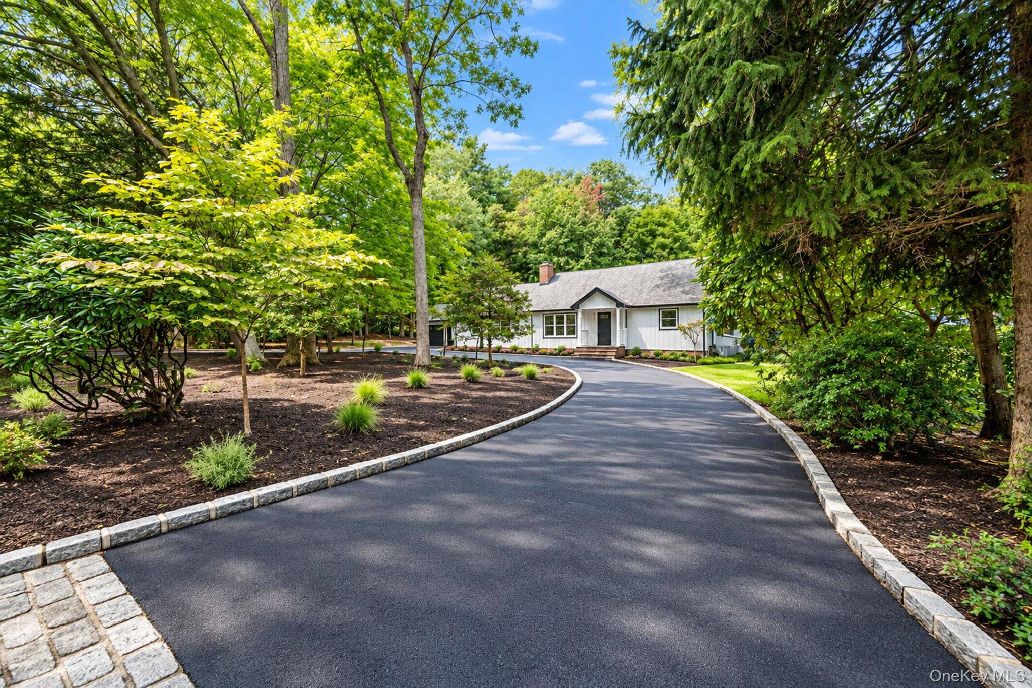 15 Sands LN, Port Jefferson Village, NY 11777