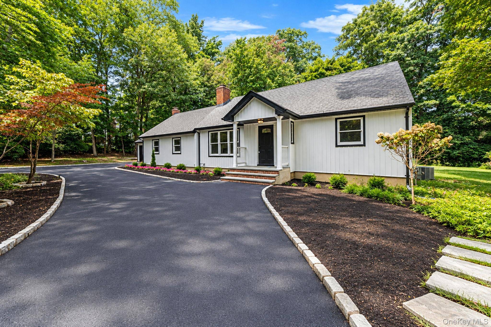 15 Sands LN, Port Jefferson Village, NY 11777