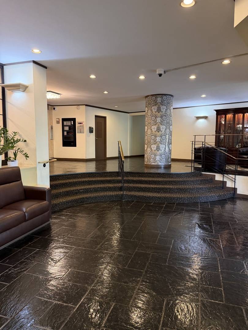 6833 N Kedzie AVE #801, Chicago, IL 60645