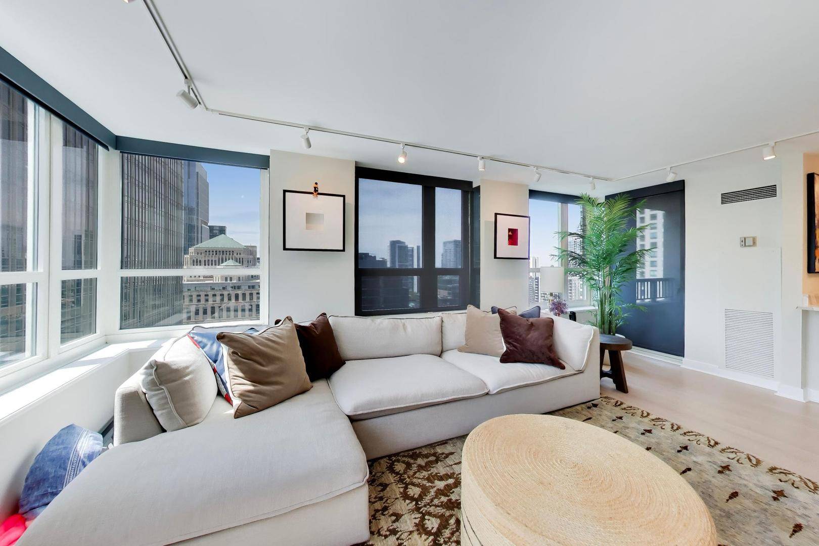 345 N La Salle DR #3306, Chicago, IL 60654
